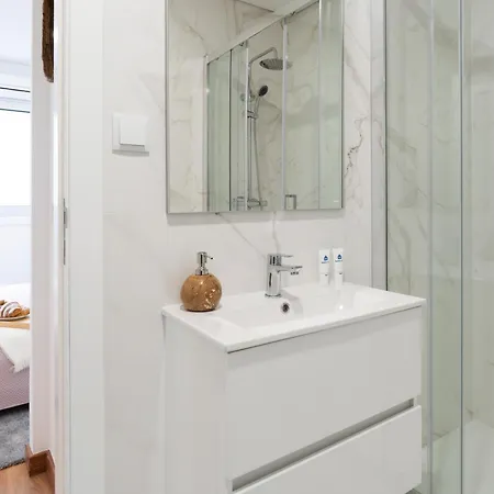 Hostwise - Stylish & Cozy Flat