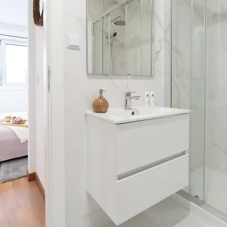 Hostwise - Stylish & Cozy Flat