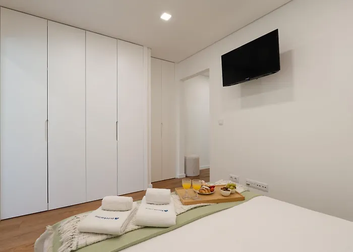 Hostwise - Stylish & Cozy Flat